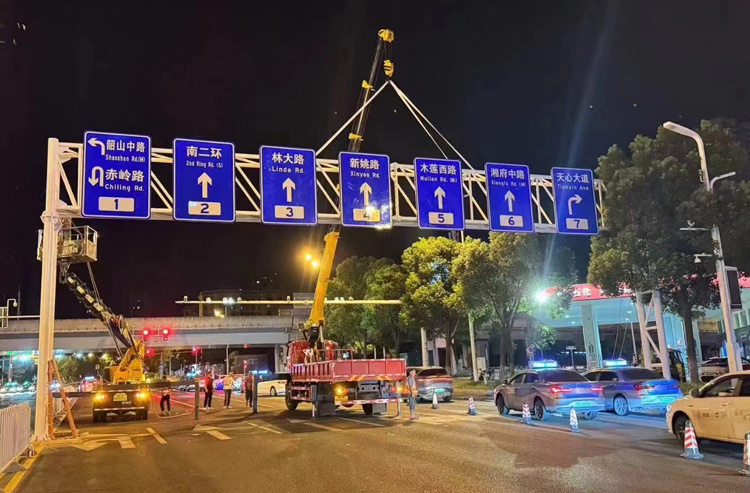 长沙芙蓉路新建西路南北走向两套龙门架